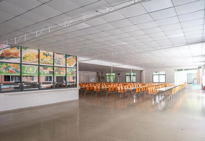 独立全封闭校园，环境优美，现代化教室与完善食宿运动设施兼备，备考安心无扰