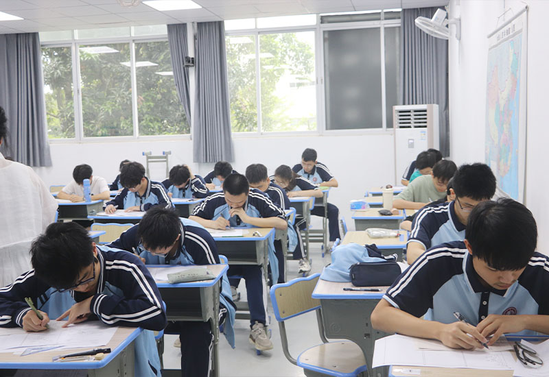 面向中高考各阶段有个性化提分需求的学子，精准匹配学情定制专属备考方案